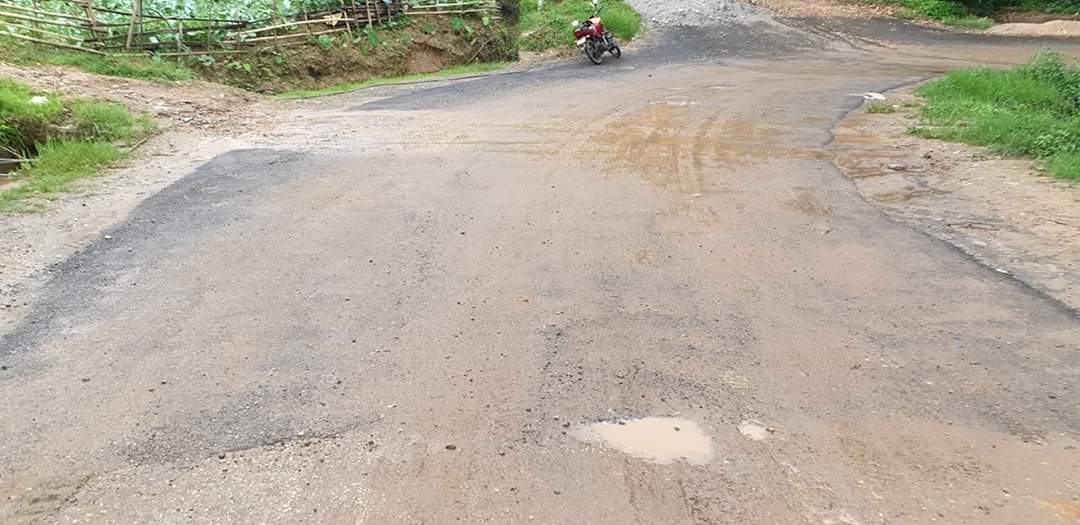 एक महिना अगाडि मर्मत गरिएको पक्की सडकमा खाल्डाखुल्डी ?