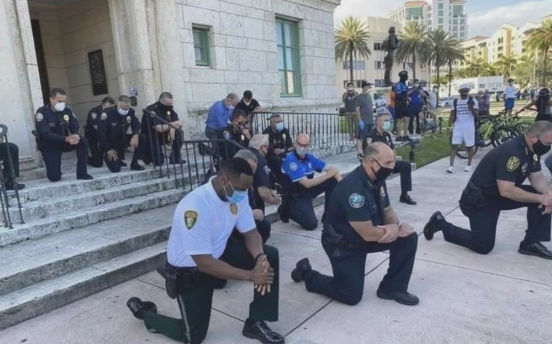 अन्ततः प्रदर्शनकारीका अगाडि घुँडा टेके अमेरिकी प्रहरीले