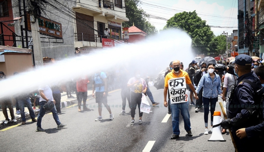 बालुवाटारमा प्रदर्शनमा उत्रिएकालाई प्रहरीले हान्यो पानीको फोहरा र लाठी