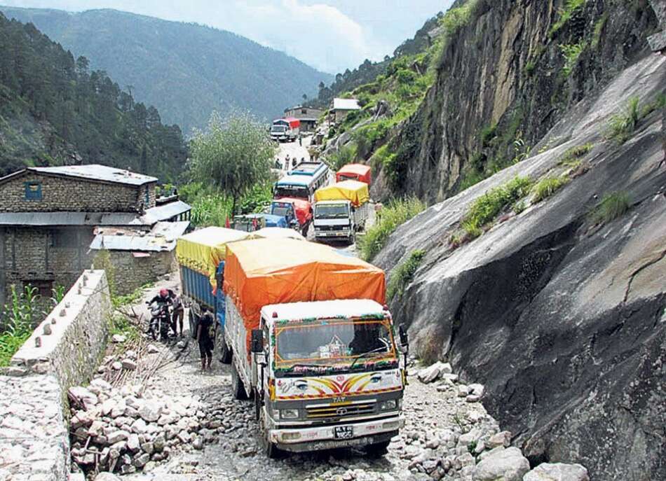 पहिरोले कर्णाली राजमार्ग अवरुद्ध