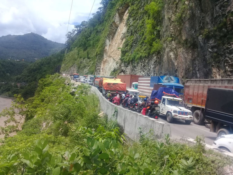 ओभरटेकले मुग्लिन सडक अस्तव्यस्त, १५ किलोमिटर बढी जाम