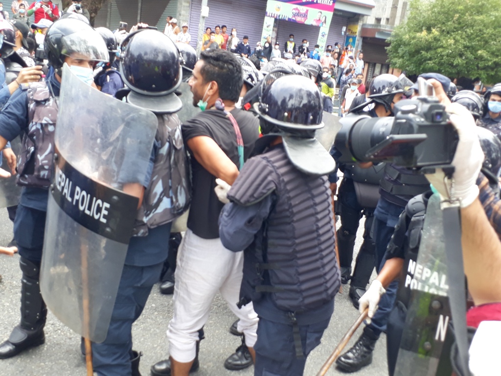 पोखरामा प्रदर्शन, प्रधानमन्त्रीबिरुद्ध नाराबाजी भएपछि प्रहरी हस्तक्षेप