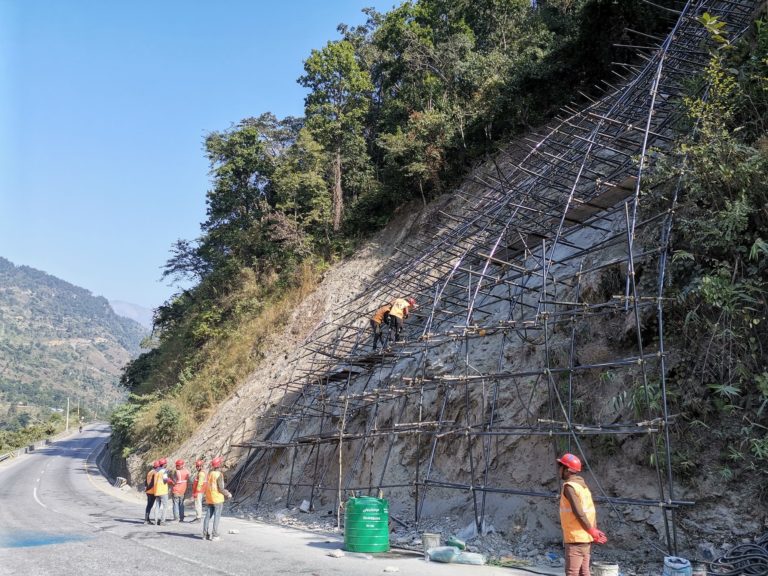 नारायणगढ–मुग्लिन सडकमा पहिरो रोक्ने काम अन्तिम चरणमा