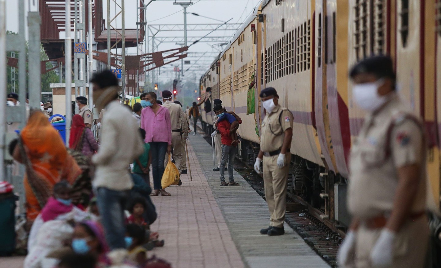 भारतमा कोरोना संक्रमित राख्न रेलको डिब्बा प्रयोग गरिने