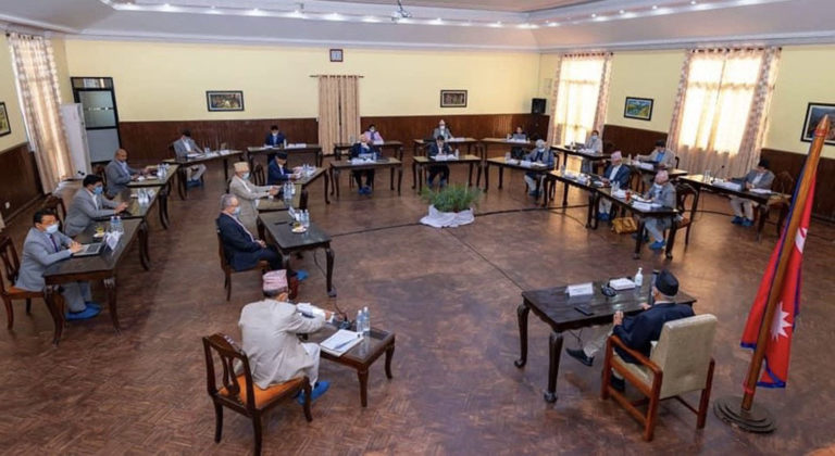 प्रधानमन्त्री ओली आफू निकटका मन्त्रीहरुसँग थप छलफलमा