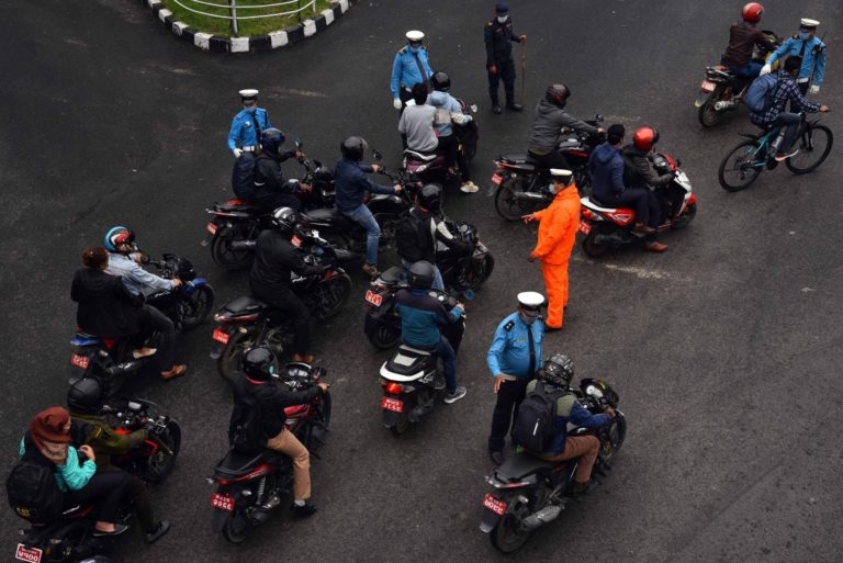 लकडाउनको नयाँ मोडालिटीमा प्रहरी हैरान