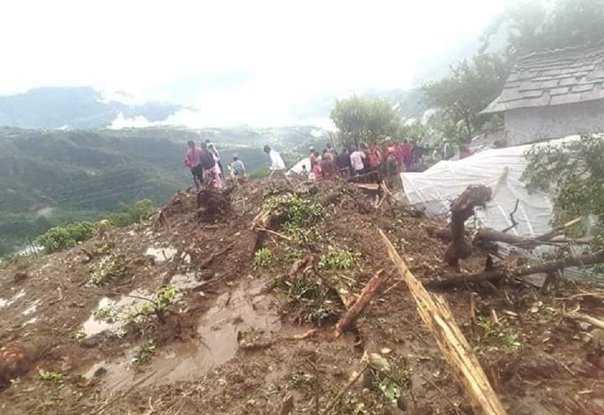 दुर्लुङ पहिरोका आठ जना मृतकहरुको सामूहिक अन्त्येष्टि