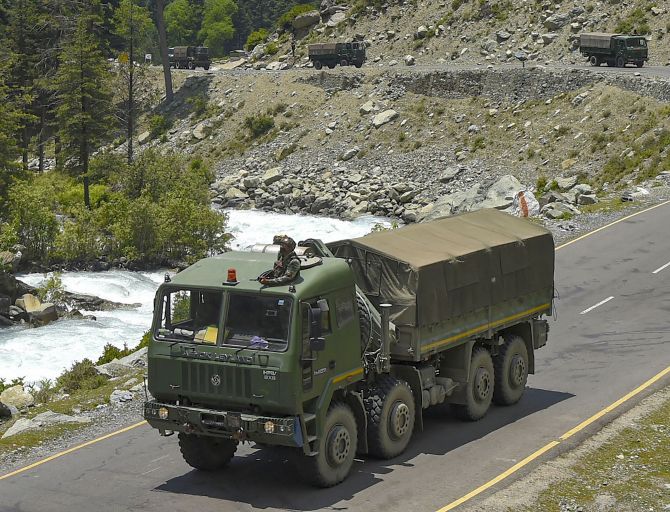 भारतले लद्दाखमा ठूलो संख्यामा सैनिक थप्यो, युद्धको तयारीमा दुवै देश!
