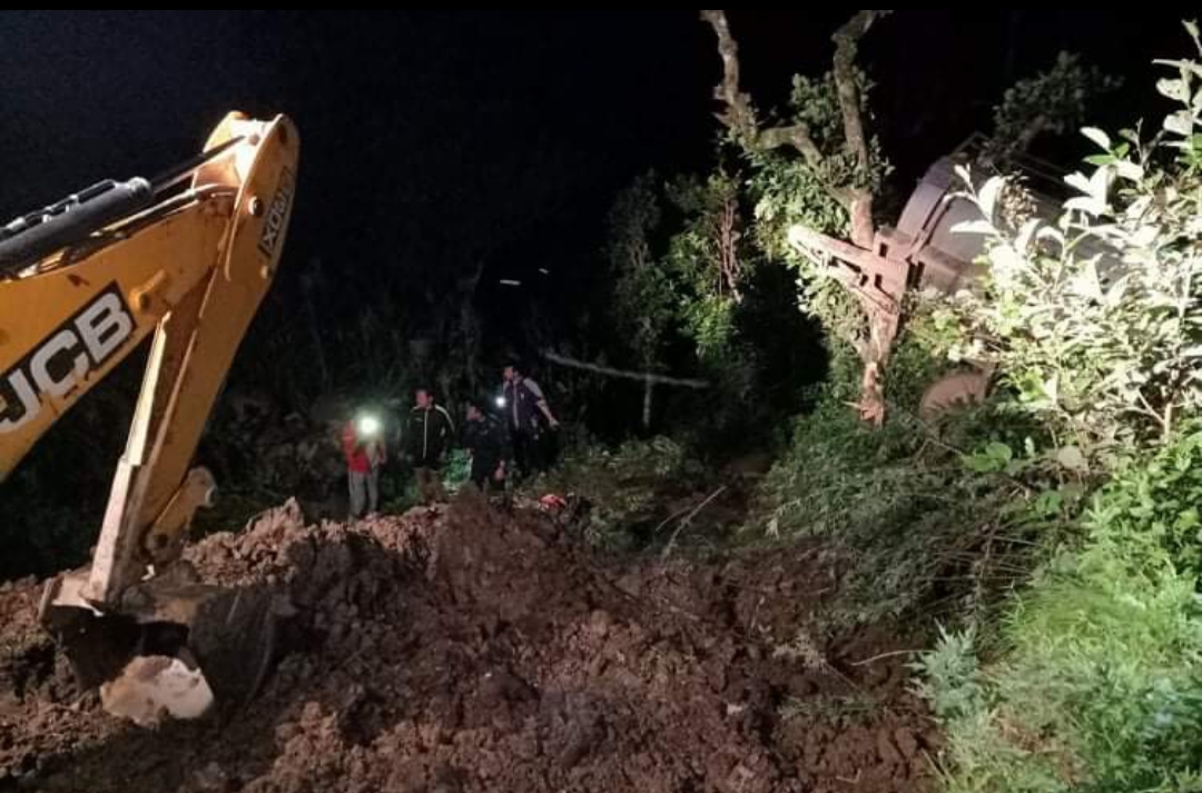 तेह्रथुमको आठराईमा ट्याङकर दुर्घटना दुईजनाको मृत्यु