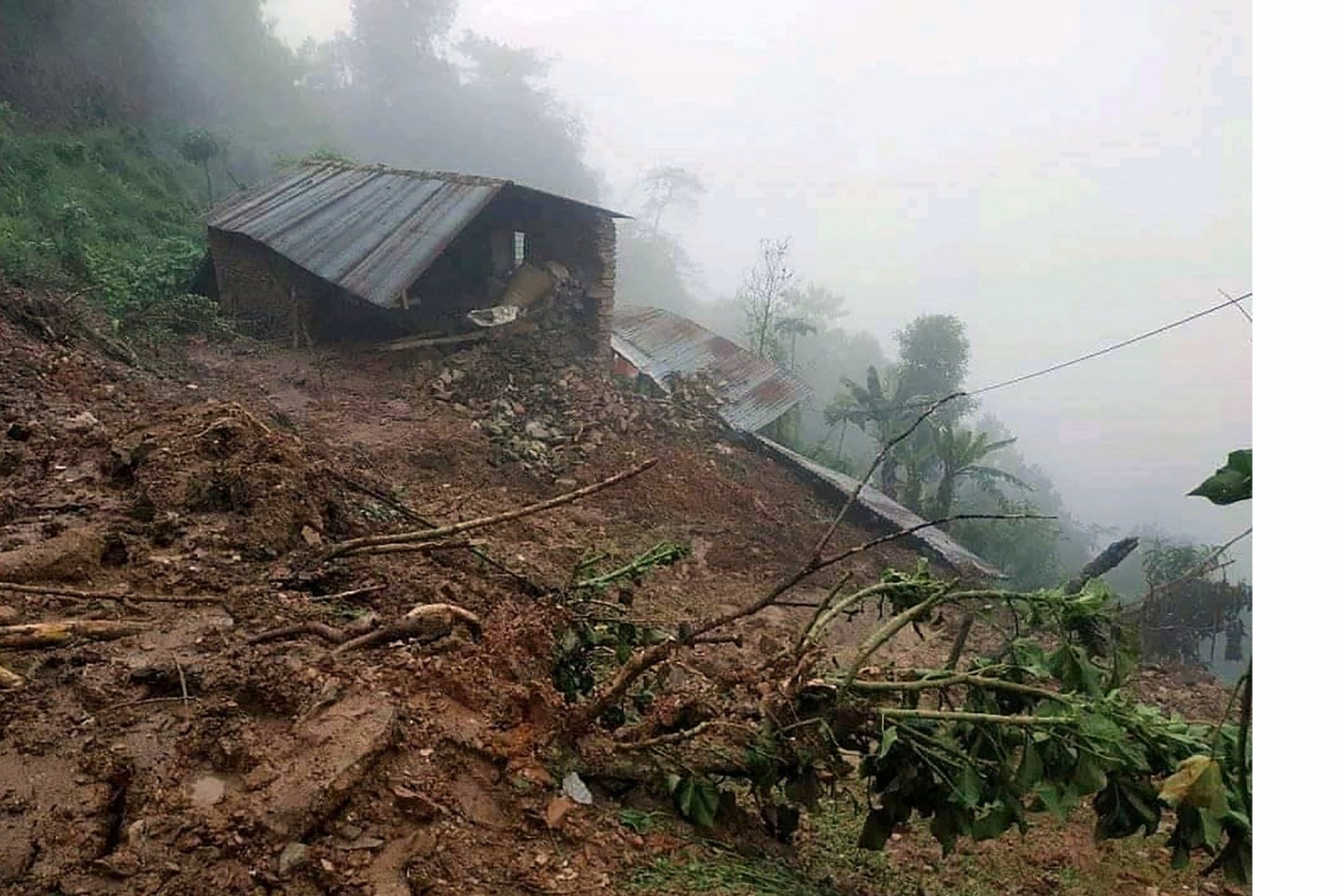 मनाङका ११८ बाढी पहिरो पीडितको उद्धार