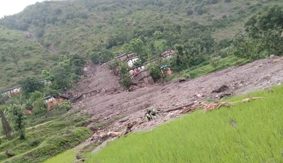 बझाङको पहिरोमा पुरिएकाको उद्दार गर्न गएको सेनाको गाडी दुर्घटना