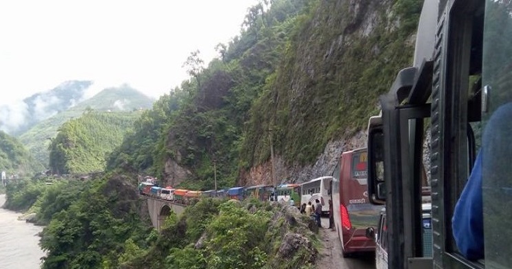 सडक भांँसिदा नारायणगढ मुग्लिन सडक एकतर्फी सञ्चालनमा