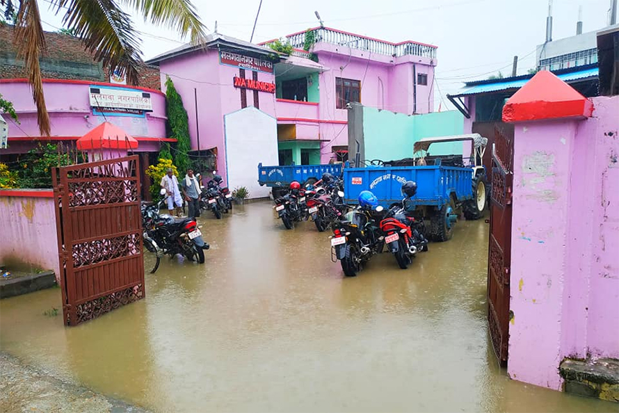 अविरल वर्षाका कारण सरकारी कार्यालयहरु डुबानमा