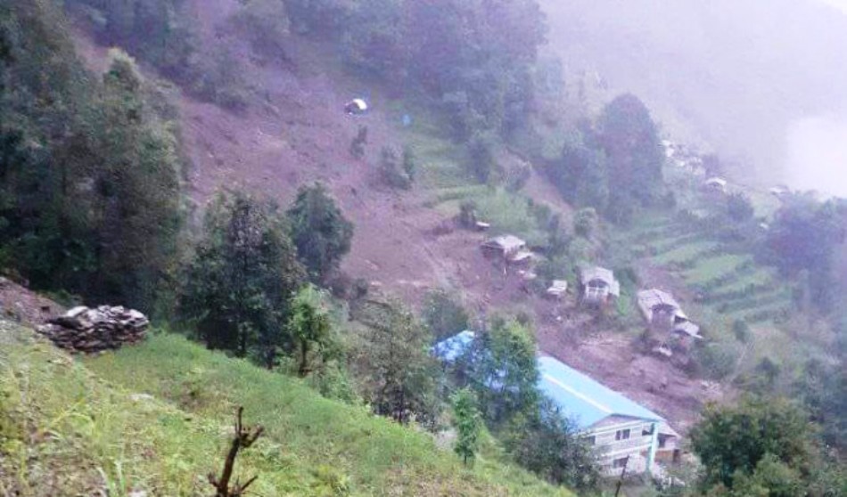 पहिरोले नौ घर बगायो, वेपत्ता ११ जनाको खोजी कार्यजारी