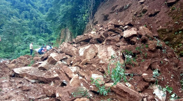 लगातार वर्षासँगै विभिन्न स्थानमा पहिरो, भोटखोला जाने सडक अवरुद्ध