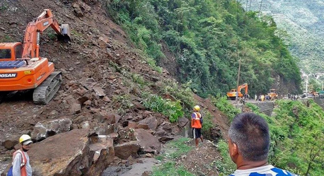 पहिरोले नारायणगढ–मुग्लिन सडकखण्ड अवरुद्ध