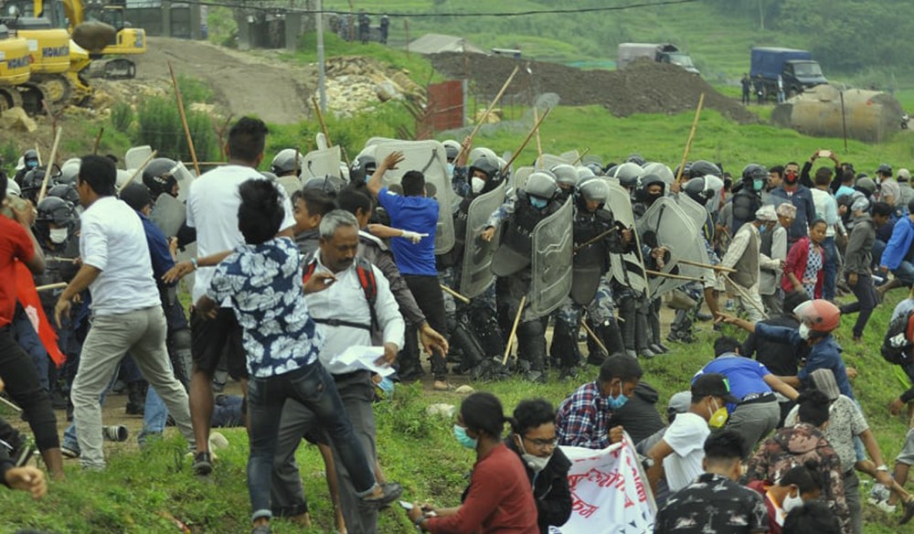 रोपाइँ गर्न गएका किसान सँगको झडपमा ४ प्रहरी घाइते