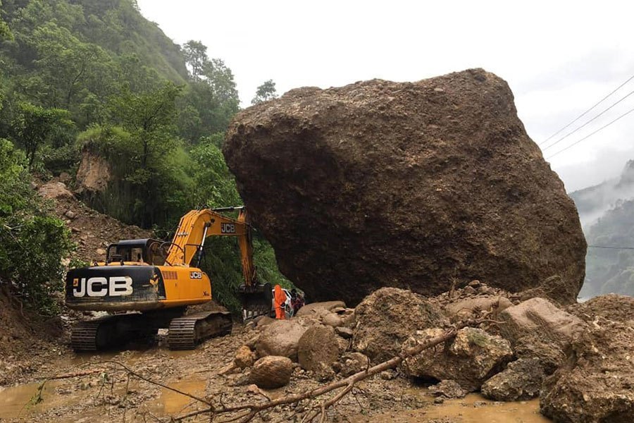 पहिरोमा स्काभेटर पुरियो, दुई चालक बेपत्ता