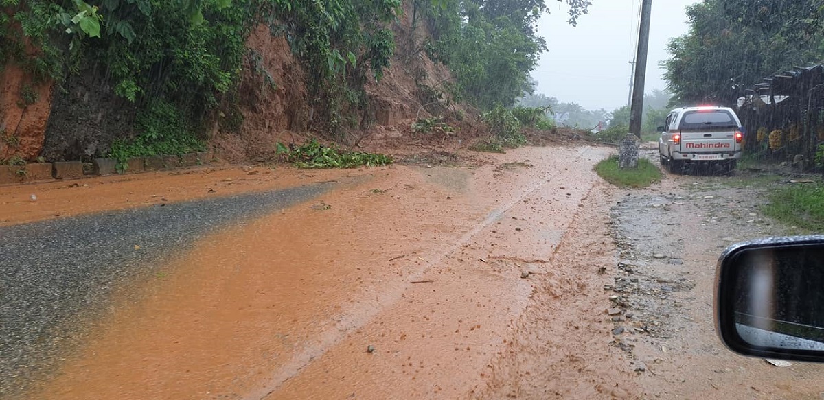 चारकिलोमा पुनः पहिरो, सडक अवरुद्ध