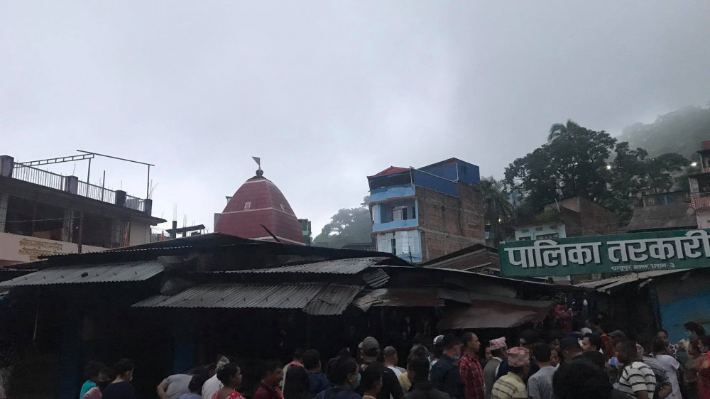 धरानको तरकारी बजारमा आगलागी हुँदा ११ पसल जले