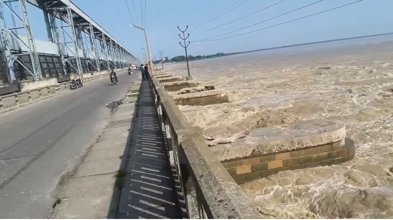 सप्तकोशीमा पानीको बहाव उच्च, ५६ मध्ये ३८ ढोका खोलियो