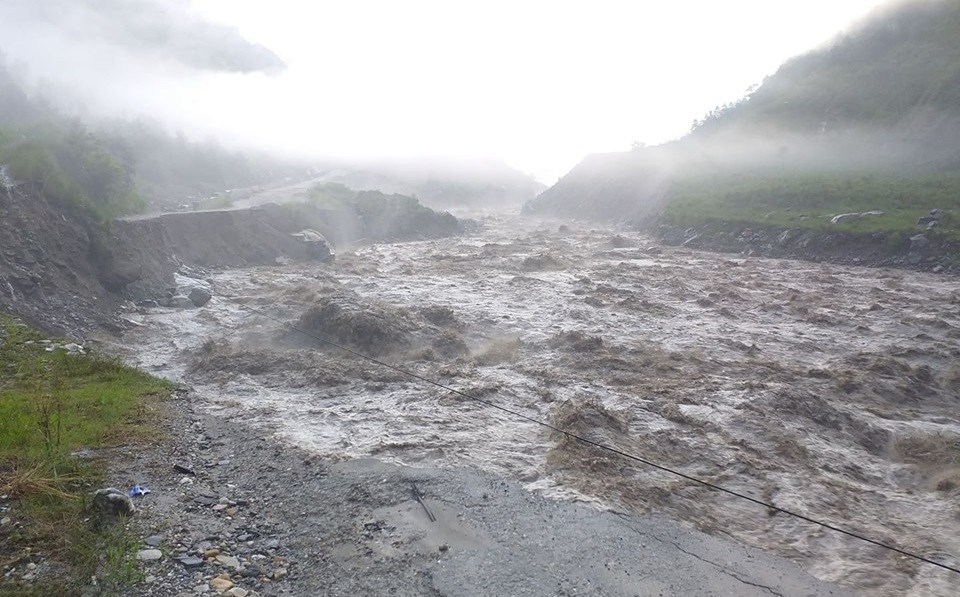 सुनकोशी र भोटेकोशीमा बाढी आएपछि सतर्क रहन आह्वान, दिउँसो भारी वर्षाको पूर्वानुमान