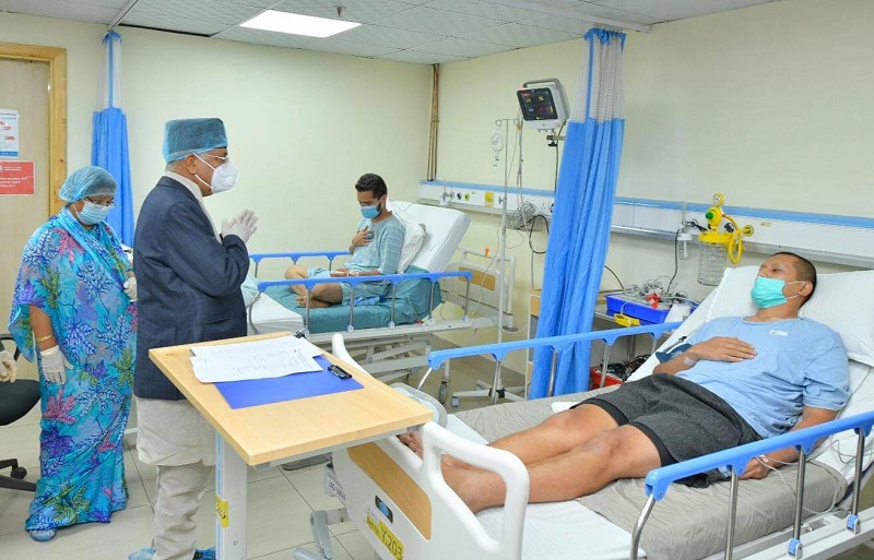 सरकार विरुद्ध अनशनमा बसेका युवाहरुलाई प्रधानमन्त्रीले भेटे