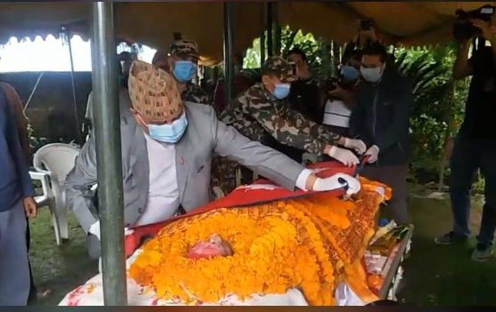 उपप्रधानमन्त्रीले ओढाए राष्ट्रकविलाई राष्ट्रिय झण्डा