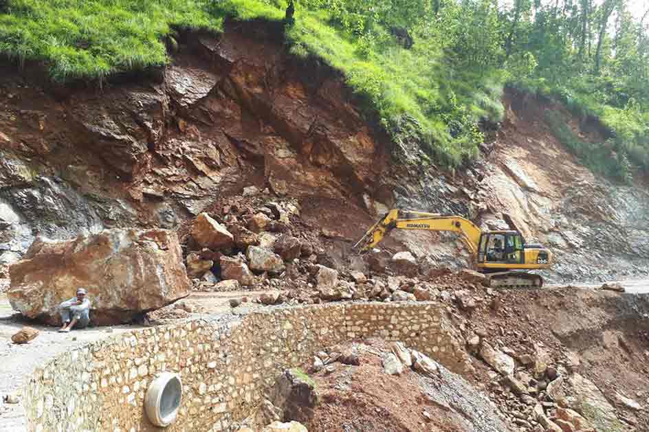 बाढी पहिराेले लोकमार्गमा जोखिमै जोखिम