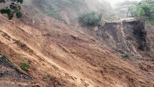 मेलम्ची बजारमा पहिरोले पुरिएर आठ जना बेपत्ता, एकको जीवितै उद्दार