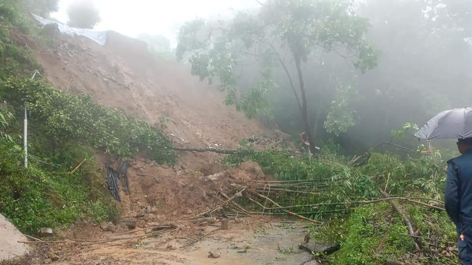 फिक्कल नजिकै पहिरो, बाटो अबरुद्ध