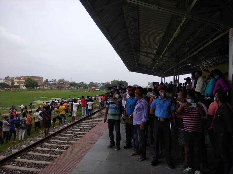 हर्न बजाउँदै जनकपुर आइपुग्यो रेल, हेर्नेको भिड (भिडियोसहित)