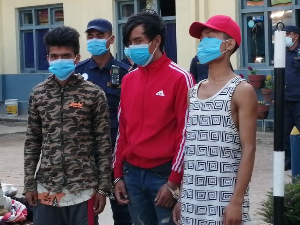 लुटेको पैसाले गाउँमा गएर भोज, काठमाडौं फर्किदा प्रहरीको खोरमा !