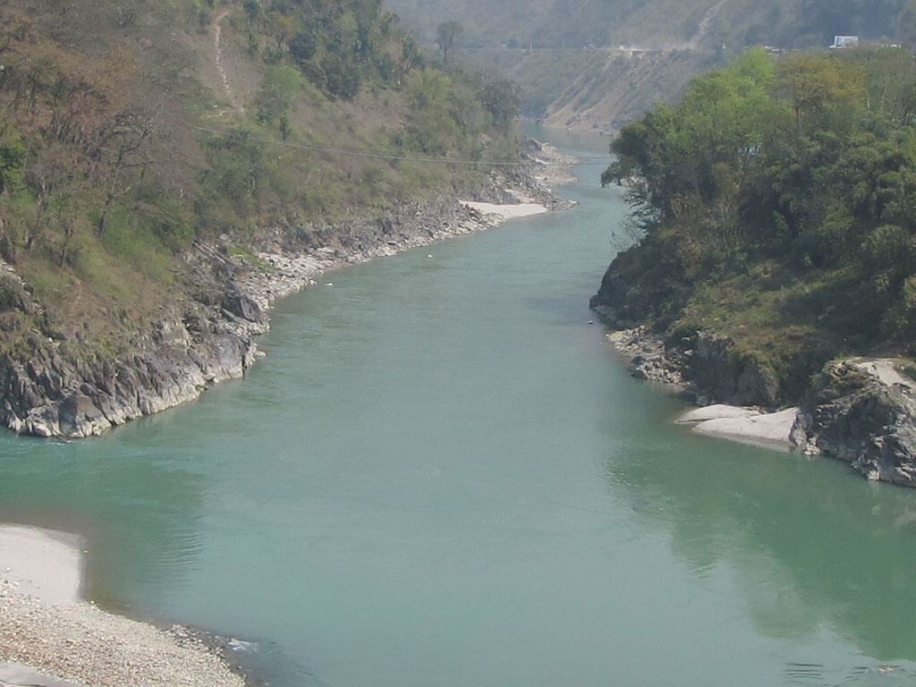 त्रिशुलीमा ट्रक खस्याे