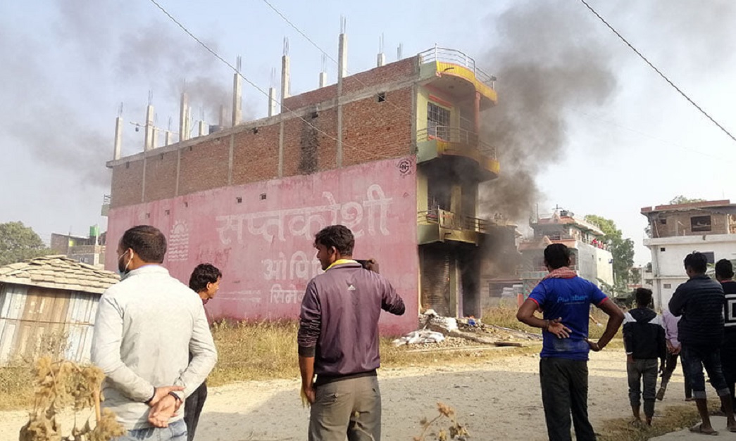 महोत्तरीमा बालिकाको हत्या आरोपमा पक्राउ परेका व्यक्तिको घरमा स्थानीयले लगाइदिए आगो