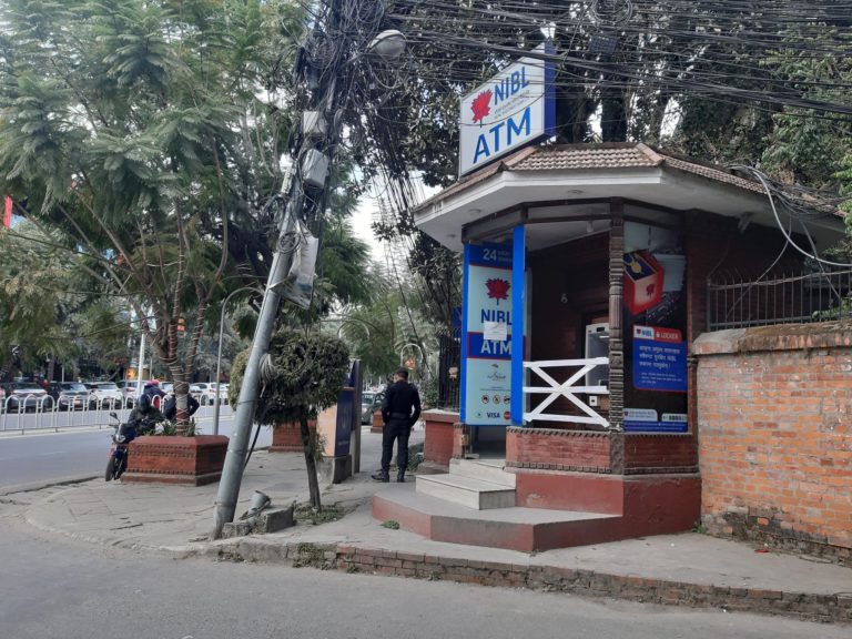 दरबारमार्गमा एटिएम तोडफोड गरिरहेको अवस्थामा युवक पक्राउ