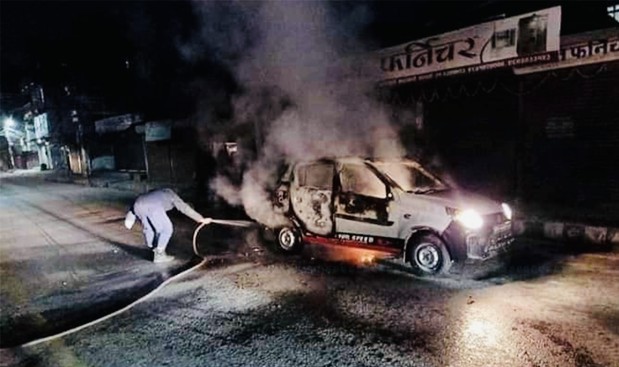 गोंगबुमा ट्याक्सीमा आगजनी, बन्द गर्ने ५६ जनालाई प्रहरीले लियो नियन्त्रणमा