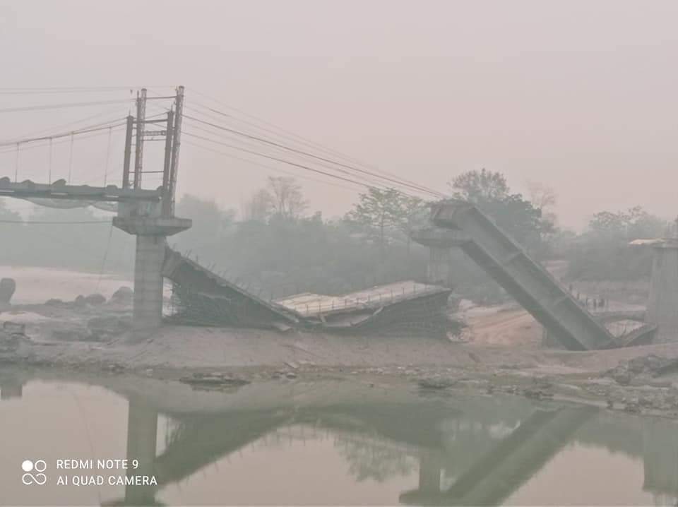 चितवन देवघाटको पुल बन्ने बित्तिकै भत्कियो !