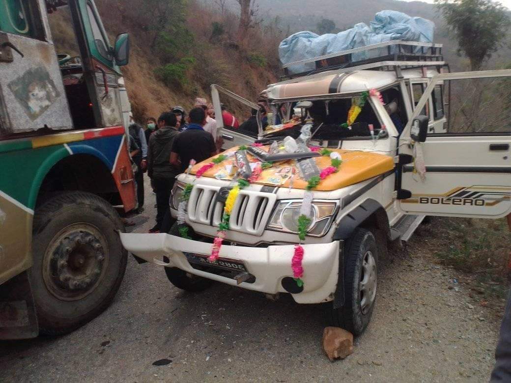 विहेकाे गाडि र ट्रक दुर्घटना