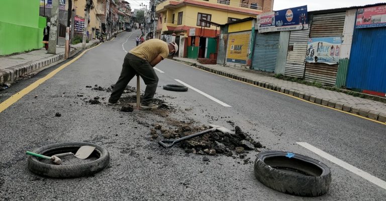 मेलम्चीको पानी वाँड्न पुरानै प्रणाली टालटुल गरिने, काठमाडौंका सडक फेरि ध्वस्त हुने चिन्ता