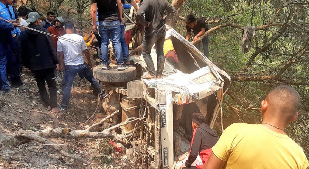 स्वर्गद्वारी मन्दिर जाँदै गरेको जीप दुर्घटना, प्रशासकीय अधिकृतसहित ३ जनाको मृत्यु
