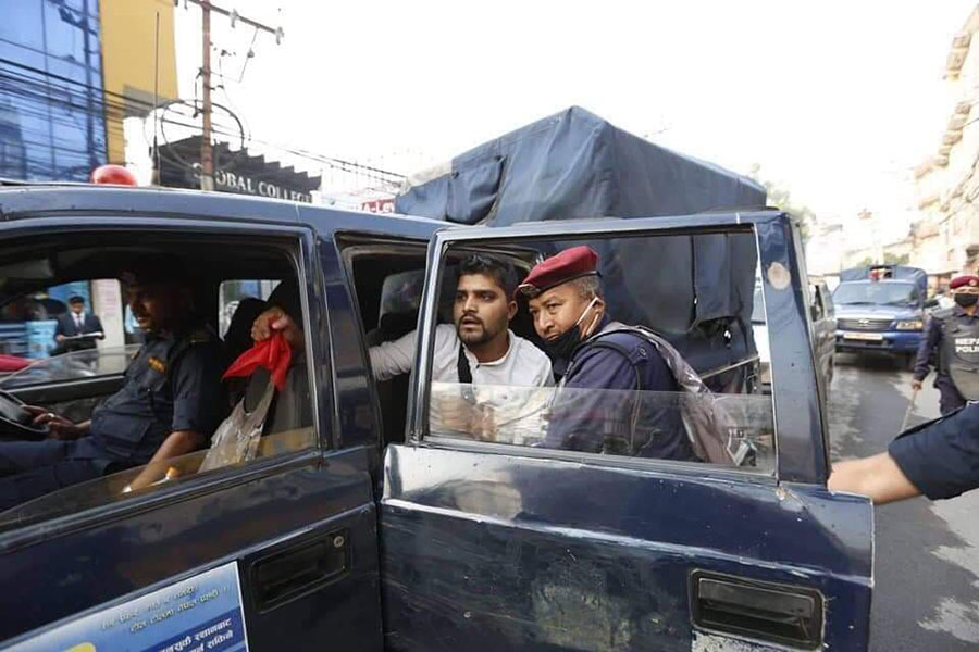 राष्ट्रपति र प्रधानमन्त्रीको तस्वीरमा गोबर पोतेको आरोपमा नेविसंघका नेता पक्राउ