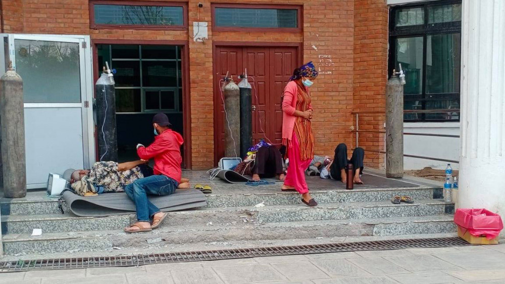 संक्रमितको बेहाल, बेड नहुँदा भुइँमा राखेर उपचार