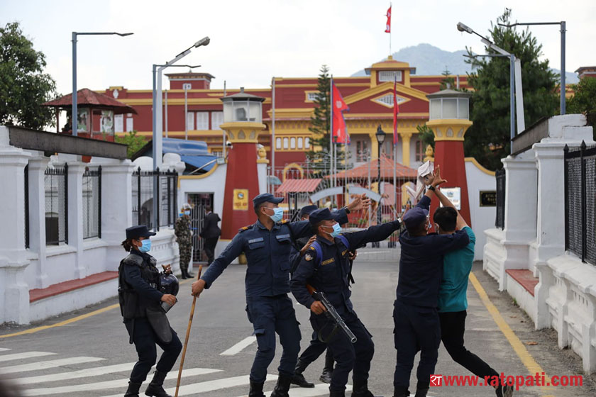 शीतलनिवास अगाडि राष्ट्रपतिविरुद्ध प्रदर्शन