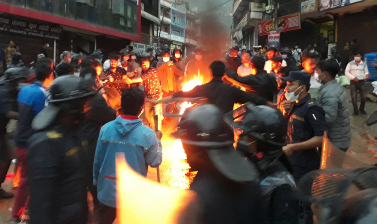 गोरखामा चार विद्यार्थी संगठनद्वारा विरोध प्रदर्शन : जलाइयो प्रधानमन्त्रीको पुत्ला