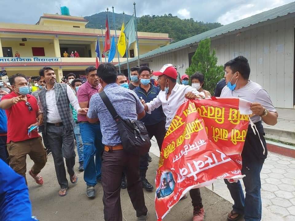 राहत वितरणका क्रममा विवाद, अनेरास्ववियुले आफ्नो संगठनको ब्यानर राखेर राहत वितरण थालेपछि झडप