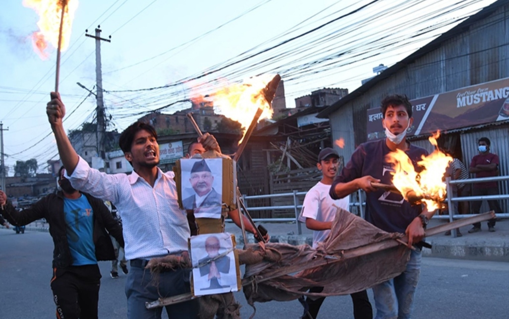 नेविसंघले प्रधानमन्त्रीको पुत्ला जलाउँदा प्रहरीको हस्तक्षेप