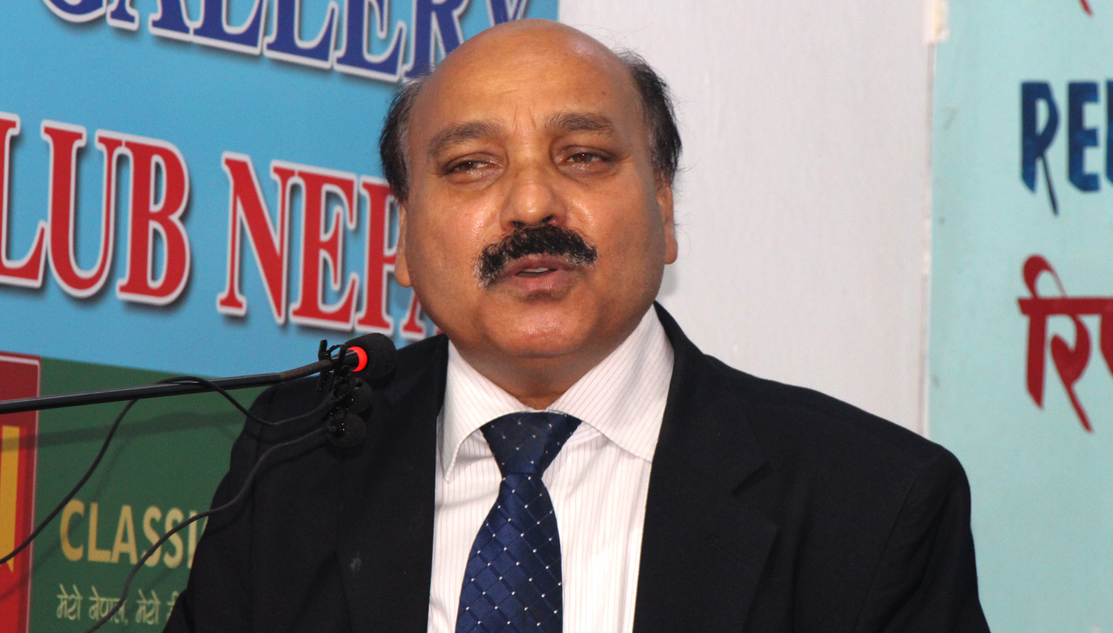 को हुन् एकै पटक २० मन्त्रीको ‘पद चैट’ पार्न रिट निवेदन दिने अधिवक्ता त्रिपाठी?