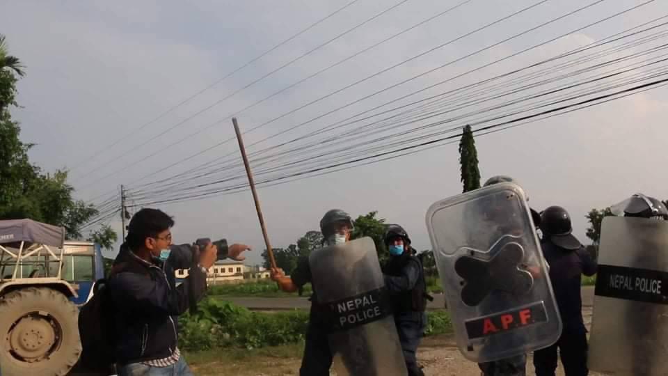 चितवनमा पत्रकार खत्रीमाथि हातपात गर्ने प्रहरीलाई कारबाही गर्ने प्रहरी प्रमुख अधिकारीको प्रतिबद्धता