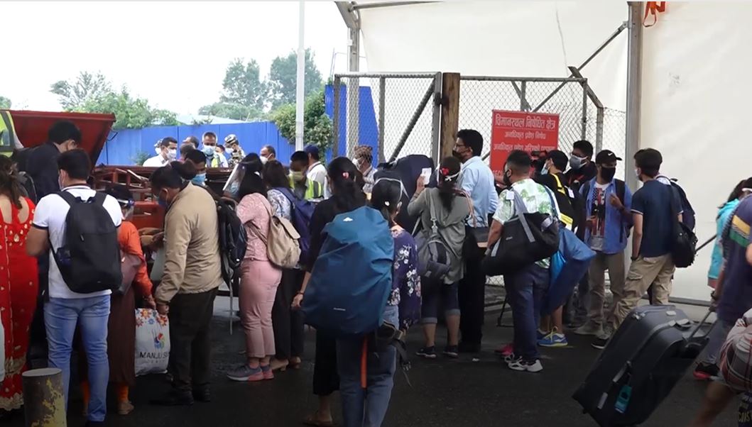 आन्तरिक उडान खुलेपछि विमानस्थलमा भीड !